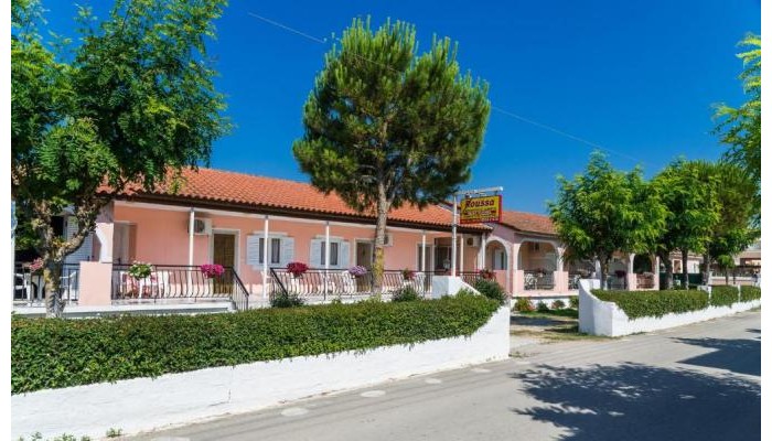 Roussas Studios And Apartments poza 0