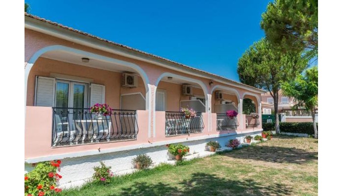 Roussas Studios And Apartments poza 1