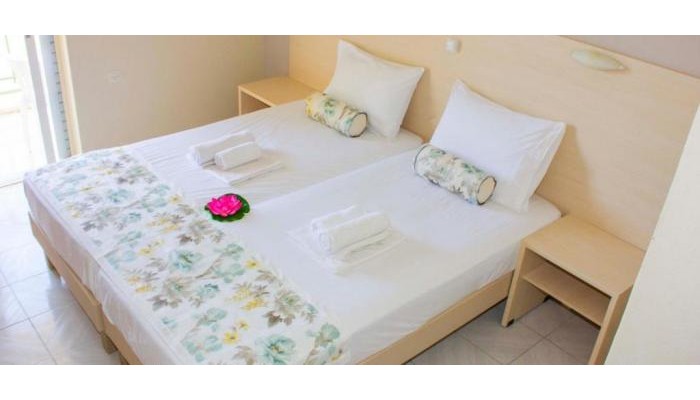 Dennis Studios Alykanas poza 2