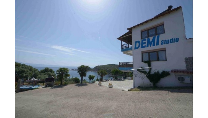 Demi Studios poza 1