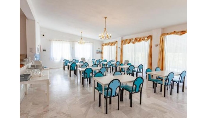 Tropical Hotel - Fourka poza 8