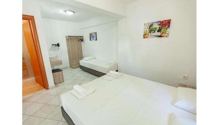 Tropical Hotel - Fourka poza 1