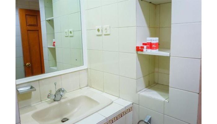 3 Bedrooms Luxury Senopati Scbd Apartment By Travelio poza 2