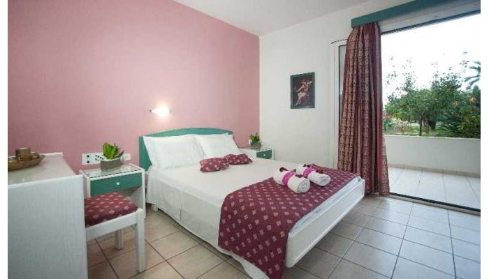 Theoni Apartments poza 4