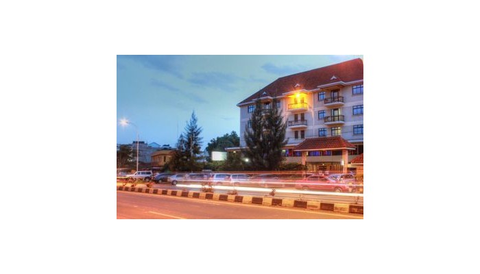 The Hennessis Hotel poza 0