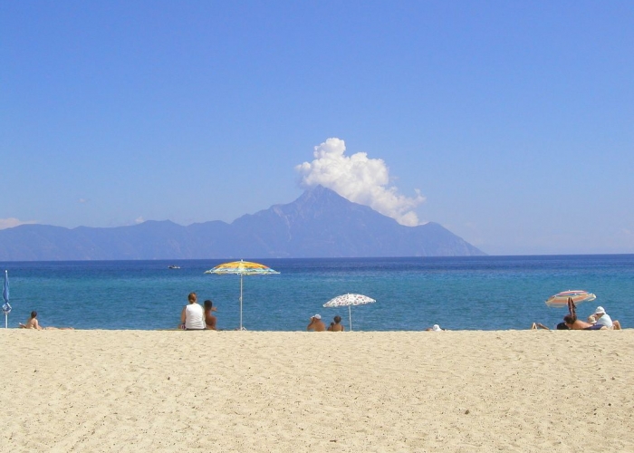 poza Sejur pe plaja fermecătoare din stațiunea Sarti