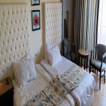 poza <p><i class='fa fa-plus-circle text-success'></i> Refurbished room.</p><p><i class='fa fa-minus-circle text-danger'></i> Twin bed together instead of 1 king size bed.</p>