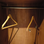 poza <p><i class='fa fa-plus-circle text-success'></i> None.</p><p><i class='fa fa-minus-circle text-danger'></i> Old wardrobe only with 2 hangers.</p>