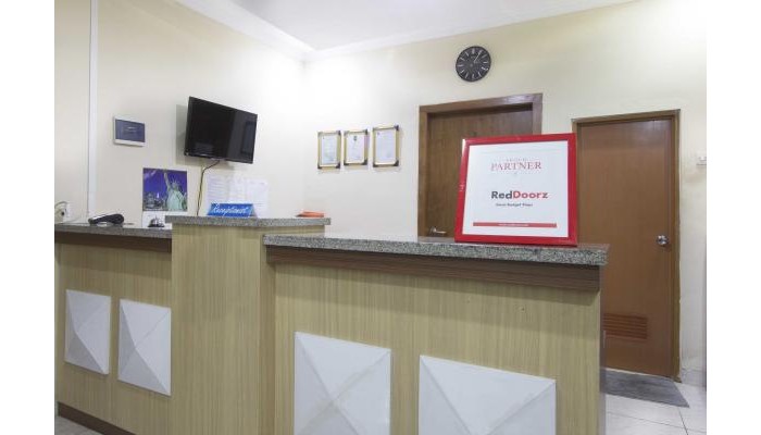 Hotel Reddoorz Near Stadion Mandala Krida poza 2